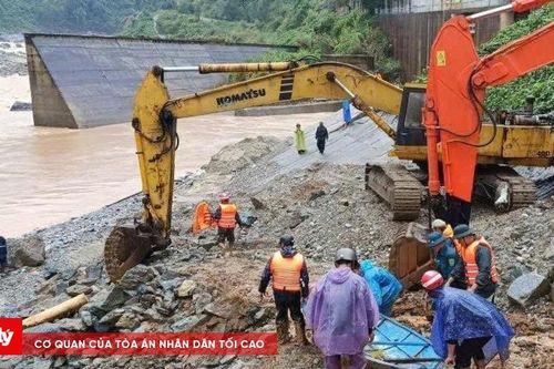 Giải cứu 2 người dân bị cô lập vì nước lũ