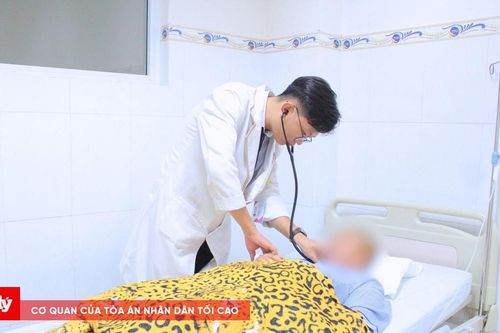 Nữ sinh bị chấn thương sọ não vì tà áo dài