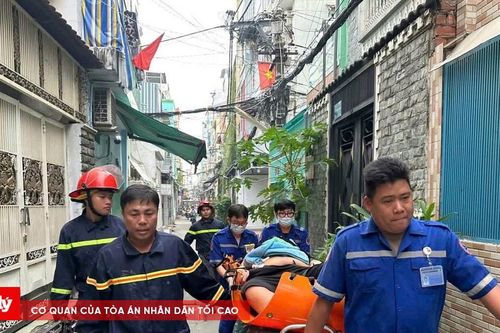 Cứu người đàn ông nặng 1,5 tạ bị mắc kẹt