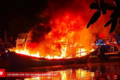 Tàu cá đang neo đậu thì bốc cháy