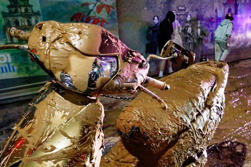 Công an truy tìm ô tô làm đổ bùn nhão ra đường ở Hà Nội
