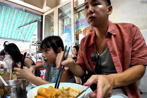 Khách Nhật thử bánh canh cua ở TPHCM, khen ngon nhất, húp cạn nước dùng