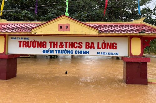 'Nước lên quá nhanh, chúng tôi chỉ kịp chạy để giữ tính mạng'