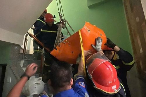 Cứu người đàn ông nặng 150kg bị tai biến, kẹt ở tầng 3 căn nhà sâu trong hẻm
