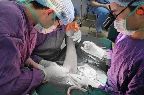 5 giờ căng thẳng nối cánh tay đứt rời của người đàn ông bị máy lóc gỗ cuốn nát