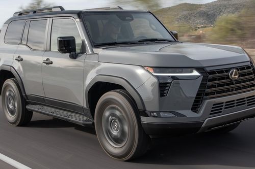 Đặt mua Lexus, nữ đại gia bức xúc vì xe của mình bị bán lại cho người khác