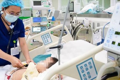 Bé trai 2 tuổi nguy kịch do uống nhầm dầu thắp đèn: Cảnh báo nguy cơ chết người khi sơ cứu sai cách