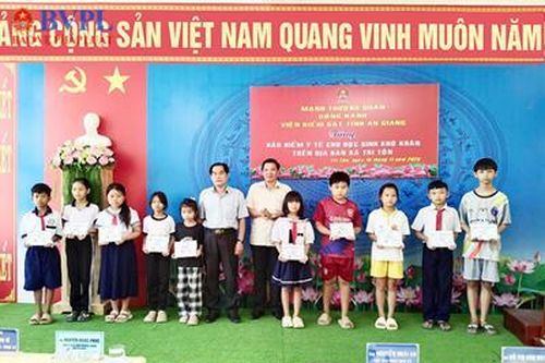 VKSND tỉnh An Giang phối hợp trao tặng thẻ bảo hiểm y tế