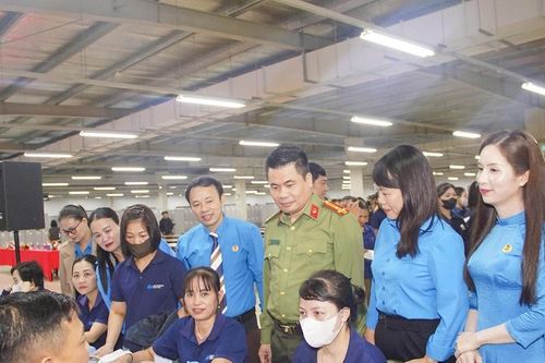 Khám bệnh miễn phí cho 2.000 công nhân lao động các khu công nghiệp