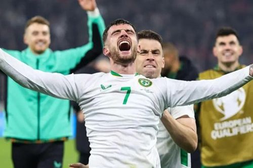 Parrott lập hat-trick, Ireland vào play-off tại Budapest
