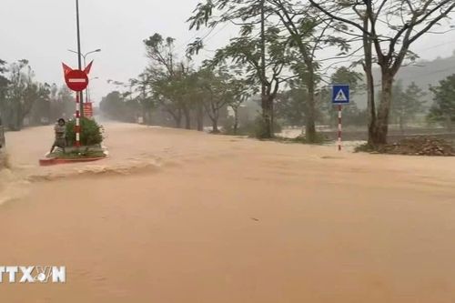 Thành phố Huế cho học sinh nghỉ học trong ngày 17/11 do nước lũ dâng cao