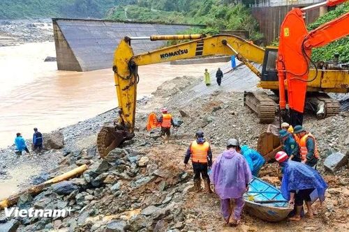 Giải cứu 2 người dân mắc kẹt giữa dòng lũ dữ tại xã Phước Chánh - Đà Nẵng