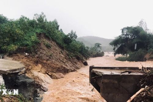 Quảng Ngãi: Lũ gây sập cầu, cô lập gần 300 hộ dân xã Sơn Hà
