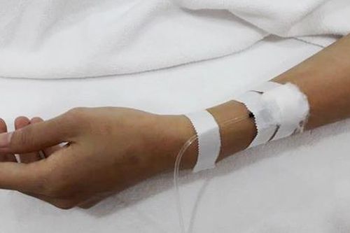 Tà áo dài cuốn vào bánh xe, nữ sinh 15 tuổi nguy kịch