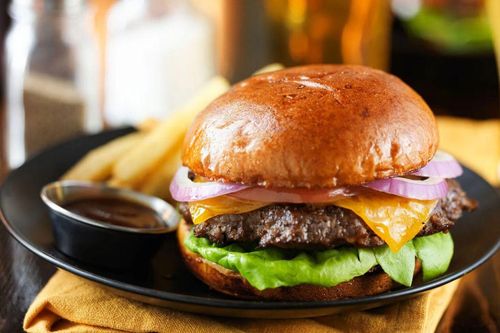 Nuốt trọn chiếc bánh hamburger trong lúc giỡn với bạn bè, chàng trai 22 tuổi gặp nguy kịch