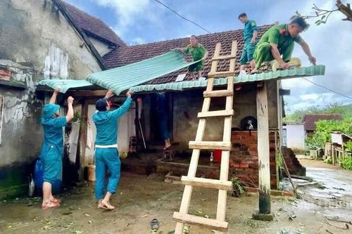 Cùng dân dựng lại mái nhà