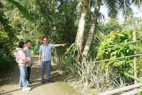 Bí thư chi bộ 'ba cùng'
