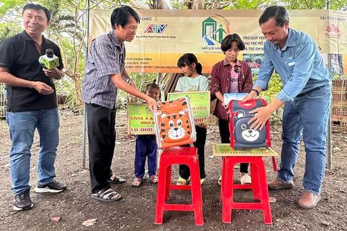 Khi yêu thương 'Mở lối vào đời'