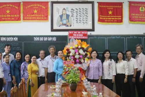 Lãnh đạo tỉnh An Giang thăm, tặng quà các cơ sở giáo dục tại phường Long Xuyên