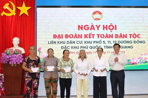 Chủ tịch UBND tỉnh An Giang Hồ Văn Mừng dự Ngày hội Đại đoàn kết toàn dân tộc tại đặc khu Phú Quốc