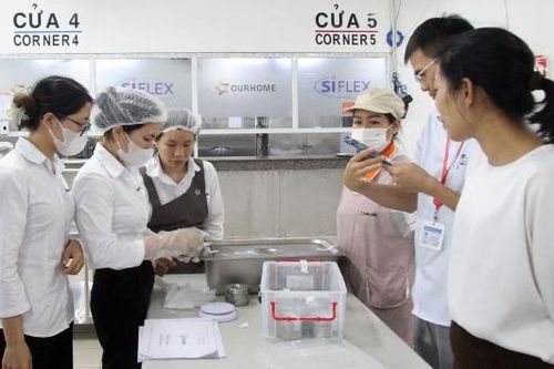 Bắc Ninh: Kiểm tra đột xuất bếp ăn trong khu công nghiệp sau phản ánh suất ăn không bảo đảm an toàn