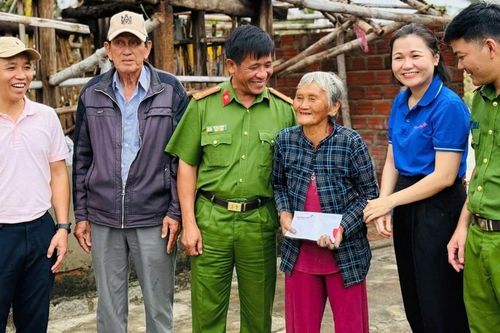Chung tay hỗ trợ người dân xã Đề Gi khắc phục hậu quả bão số 13
