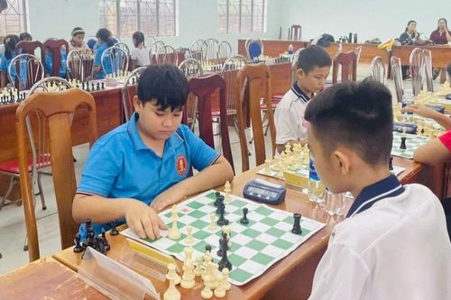 Gần 100 học sinh tranh tài Giải cờ vua mừng Ngày Nhà giáo Việt Nam 20-11