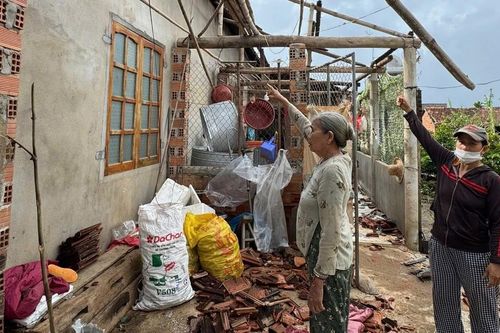 Lốc xoáy làm 10 ngôi nhà ở phường Bình Định bị tốc mái