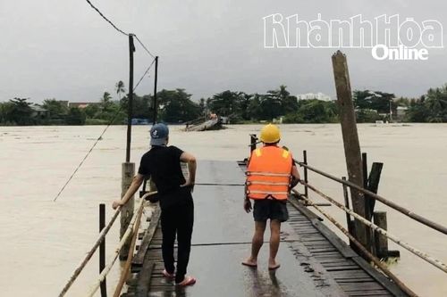 Cầu Phú Kiểng lại bị nước lũ cuốn trôi
