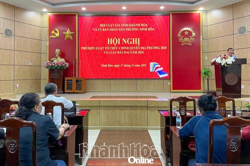 Phổ biến Luật Tổ chức chính quyền địa phương và Luật Đất đai cho cán bộ cơ sở phường Ninh Hòa