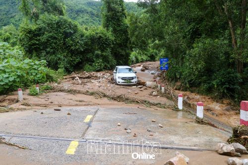 Đèo Khánh Sơn sạt lở nghiêm trọng, giao thông đến các xã bị chia cắt