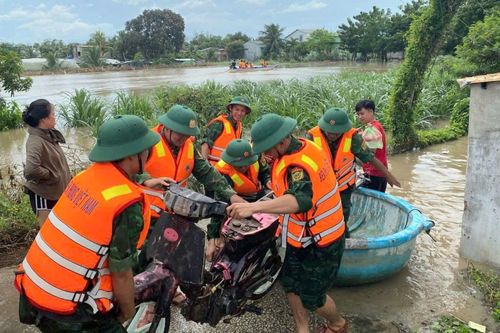 Bộ đội Biên phòng Khánh Hòa hỗ trợ người dân ứng phó mưa lớn kéo dài