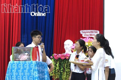 Trường THCS Trưng Vương ra mắt câu lạc bộ tiếng Anh và thi ảnh 'Tri ân thầy cô giáo'