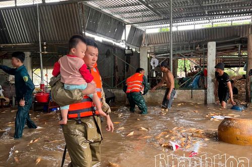 Lực lượng công an, dân quân, trật tự cơ sở xã Phước Hậu khẩn trương giúp dân ứng phó mưa lũ