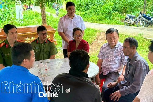 Phó Chủ tịch UBND tỉnh Lê Huyền thăm, hỗ trợ 25 triệu đồng cho gia đình nạn nhân tử vong trong vụ sạt đèo Khánh Sơn