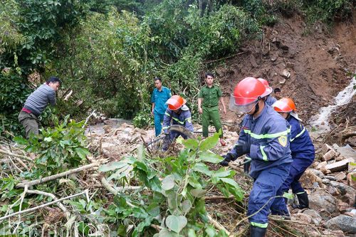 Tiếp cận hiện trường, tìm kiếm nạn nhân còn mất tích trong vụ sạt lở trên đèo Khánh Sơn