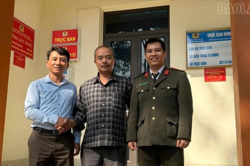 Công an phường Yên Bái hướng dẫn người dân trả lại 1 tỷ đồng chuyển nhầm