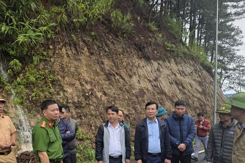 Chủ tịch UBND tỉnh Lâm Đồng Hồ Văn Mười trực tiếp kiểm tra và chỉ đạo khắc phục sạt lở đèo Prenn