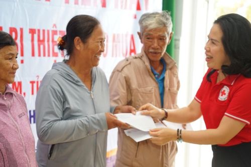 Trung ương Hội Chữ thập đỏ Việt Nam trao quà cho người dân tại Hàm Liêm