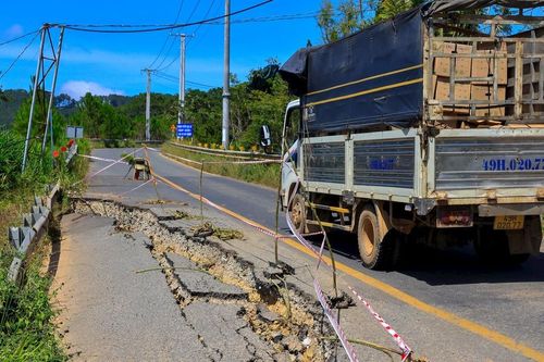 Tuyến đường huyết mạch vào khu nông nghiệp công nghệ cao bị sạt lở nghiêm trọng