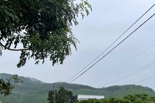 Xã Đinh Văn Lâm Hà tạm thời cấm người dân và phương tiện lưu thông trên một số đoạn đường bị ngập sâu