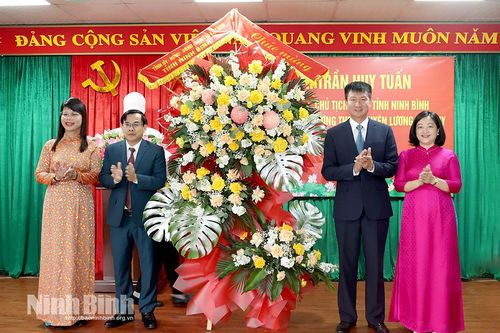 Đồng chí Chủ tịch UBND tỉnh Trần Huy Tuấn thăm, chúc mừng Trường THPT chuyên Lương Văn Tụy