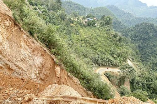 Tỉnh lộ 433 bị 'cắt đứt', hàng nghìn hộ dân mong mỏi sớm thông xe
