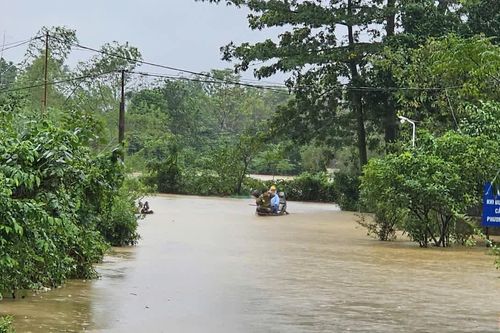 Mưa lớn gây ngập lụt sâu, nhiều địa phương miền núi bị cô lập