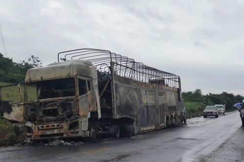 Xe tải chở 128 xe mô tô bất ngờ bốc cháy