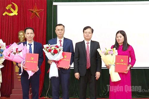 Trưởng ban Tổ chức Tỉnh ủy Trần Quang Minh trao quyết định công tác cán bộ tại xã Trường Sinh