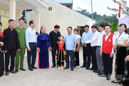 Bí thư Tỉnh ủy Hầu A Lềnh dự Ngày hội Đại đoàn kết toàn dân tộc thôn Khuôn Điển