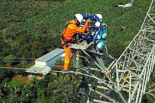 Phối hợp xử lý hiện tượng dây chống sét bị tưa trên đường dây 500kV không cần cắt điện