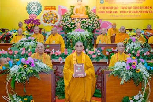 99 Tăng Ni sinh tốt nghiệp Lớp Cao - Trung cấp Giảng sư khóa XI