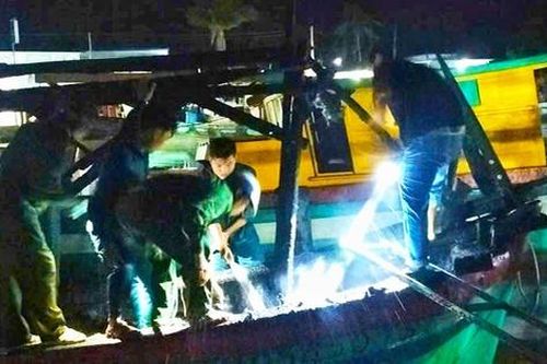 Kịp thời hỗ trợ chữa cháy tàu cá trong đêm ở Cà Mau